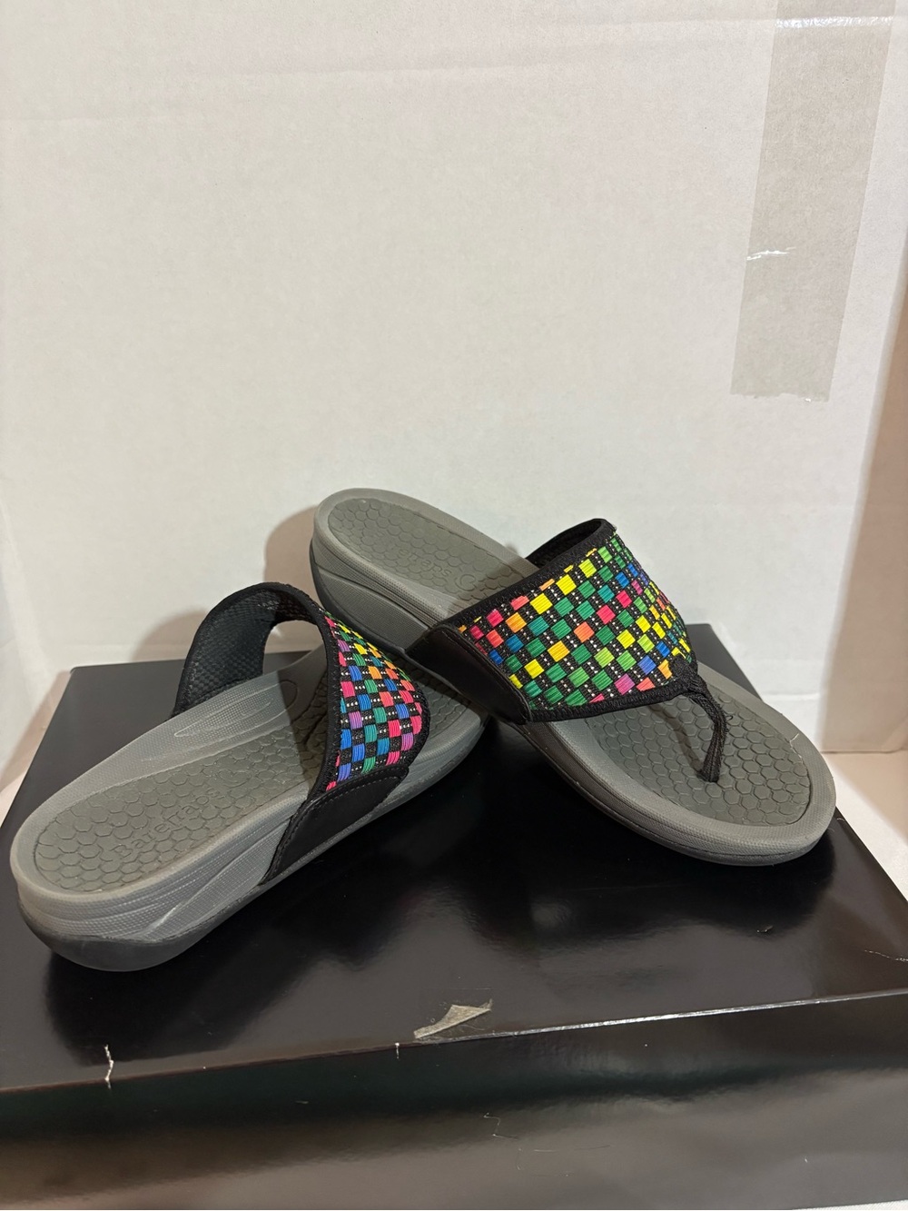 Baretraps Dasie Thong Sandals women’s SZ 7.5 multi colored checkerboard strap